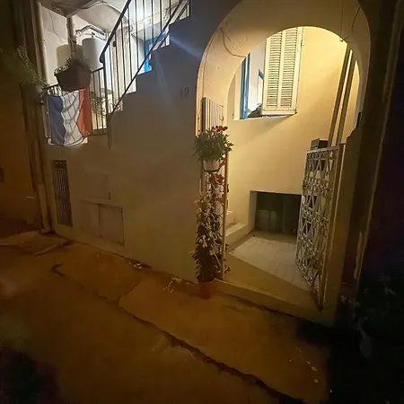 Centrally Located Provencal Lejlighed Cannes