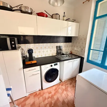 Centrally Located Provencal شقة